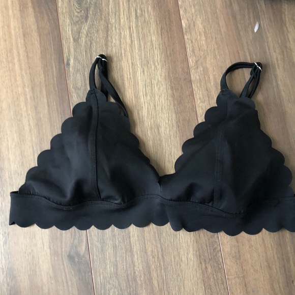 Black bralette with scalloped edges - Picture 1 of 3